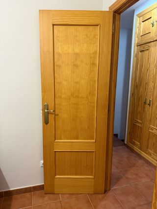 Conjunto de puertas de madera nuevas