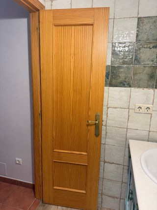 Conjunto de puertas de madera nuevas