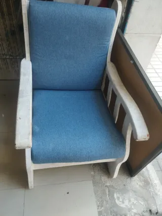Sillón de madera y tela azul