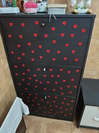 Zapatero negro con corazones rojos