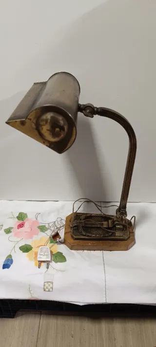 Antigua lámpara escritorio bronce y madera