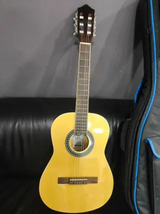 Guitarra junior Clásica Usada con Funda