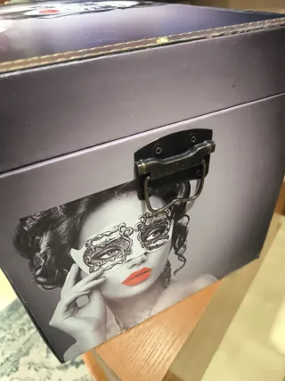 Baúl decorado mujer con máscara