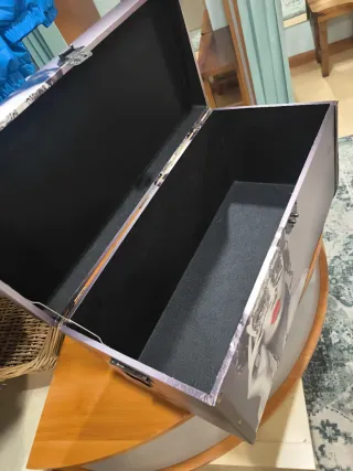 Baúl decorado mujer con máscara