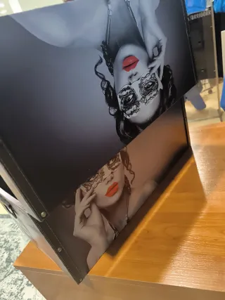 Baúl decorado mujer con máscara