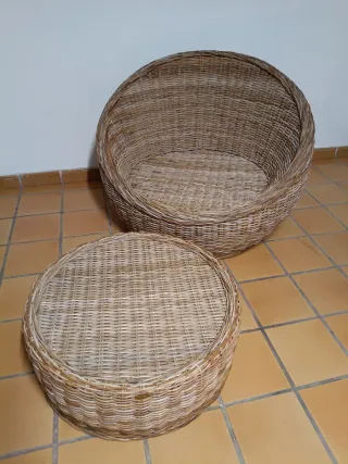 Sillón de ratán y mesa auxiliar
