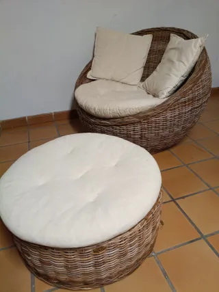 Sillón de ratán y mesa auxiliar