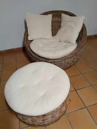 Sillón de ratán y mesa auxiliar