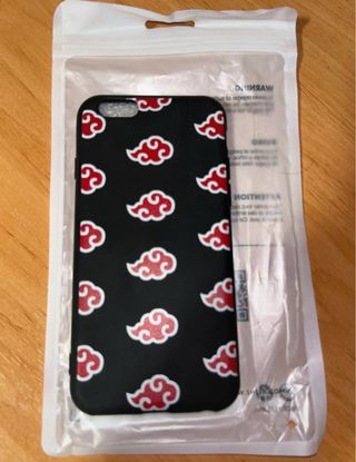 Funda iPhone 6/6s Nubes Rojas Itachi, Naruto.