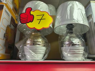 Lámpara de mesa dorada y blanca