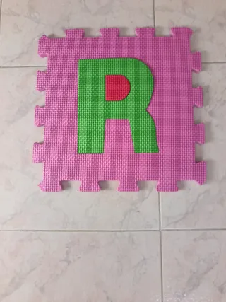 Puzzle Suelo Protector Bebé Letra R Rosa