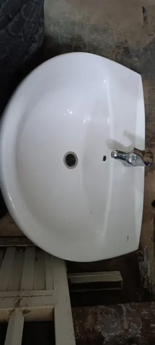 Lavabo de porcelana blanco con pie