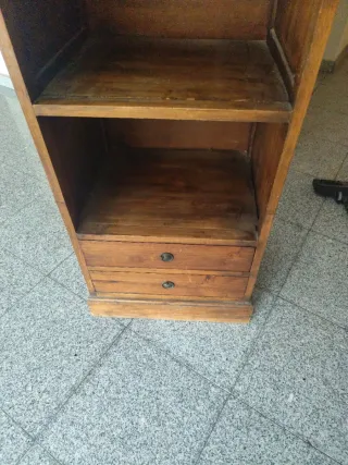 Librería de madera con cajones
