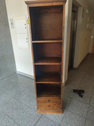 Librería de madera con cajones