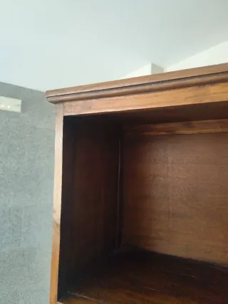 Librería de madera con cajones