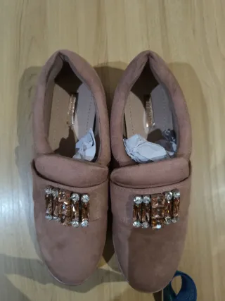 Zapatos marca Buonarotti planos con pedrería