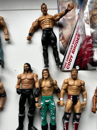 14 Figuras WWE (2 Elite, 1 Caja)