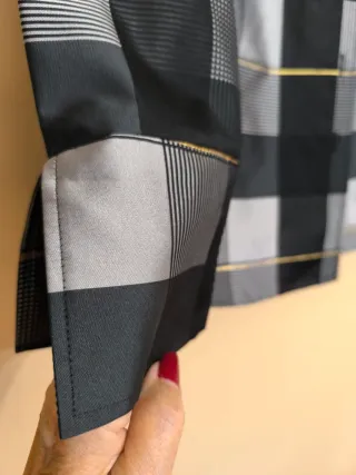 Chaqueta de vestir gris y dorada y negra