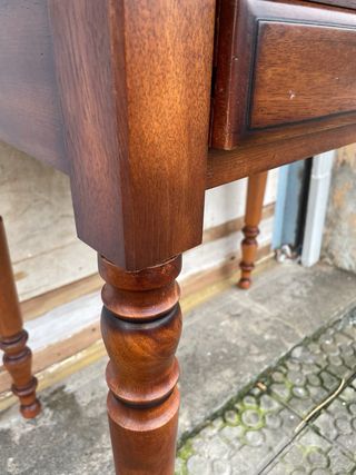 Escritorio de madera con tapa de piel