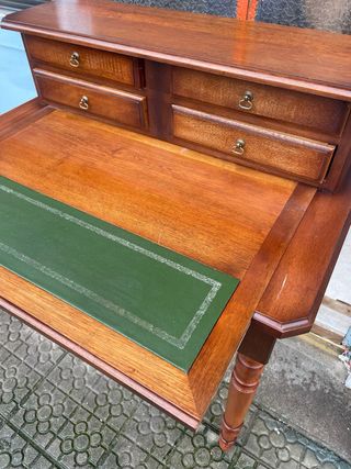 Escritorio de madera con tapa de piel