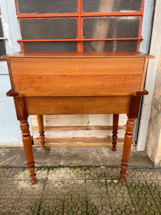 Escritorio de madera con tapa de piel