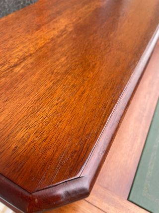 Escritorio de madera con tapa de piel