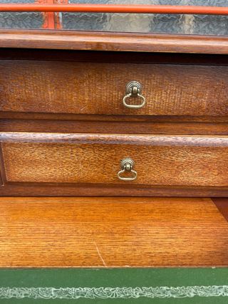 Escritorio de madera con tapa de piel