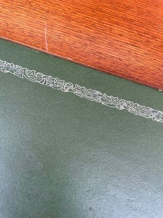 Escritorio de madera con tapa de piel