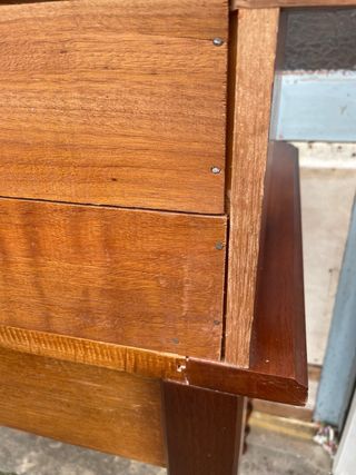 Escritorio de madera con tapa de piel