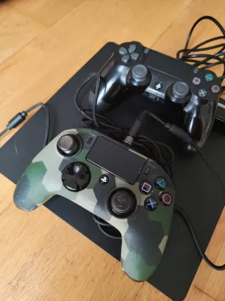 PS4 Slim 1TB + 2 Mandos Negro + Cámara + Juegos