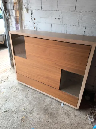 Mueble de madera con detalles de cristal