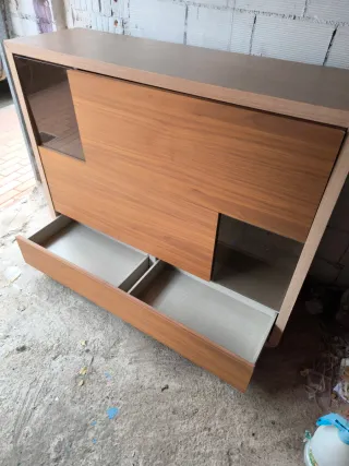Mueble de madera con detalles de cristal