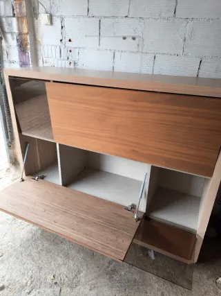 Mueble de madera con detalles de cristal