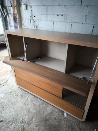 Mueble de madera con detalles de cristal