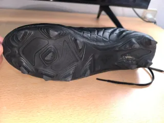 Botín de fútbol negro con tacos bota derecha