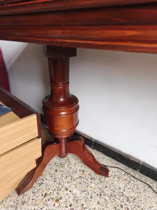 Mesa robusta de madera extensible