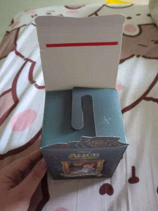 Figura Conejo Blanco con teompeta Alicia Miniso