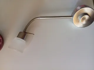 Lámpara Enchufable Metálica Plateada