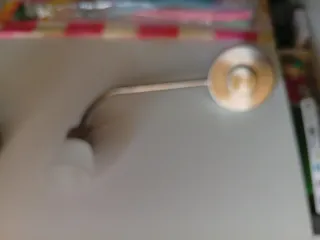 Lámpara Enchufable Metálica Plateada