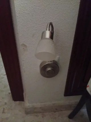 Lámpara Enchufable Metálica Plateada