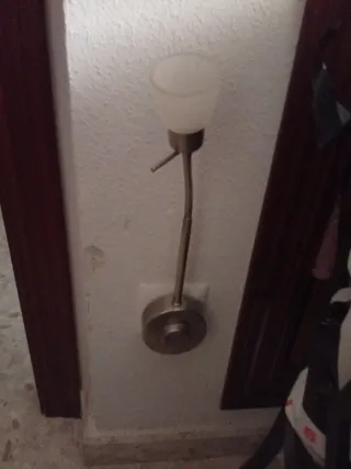 Lámpara Enchufable Metálica Plateada