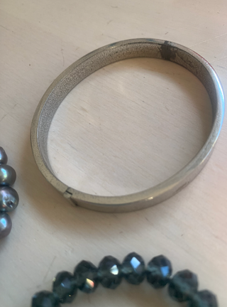 Lote 3 pulseras plateadas y grises