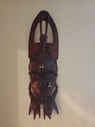 Máscara de madera artesanal