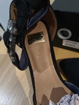 Zapatos de tacón negros con pedrería, tacón bajo