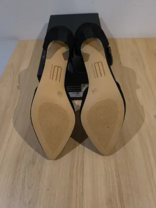 Zapatos de tacón negros con pedrería, tacón bajo