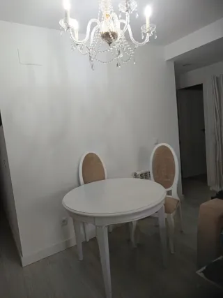 Mesa redonda blanca y 4 sillas salón