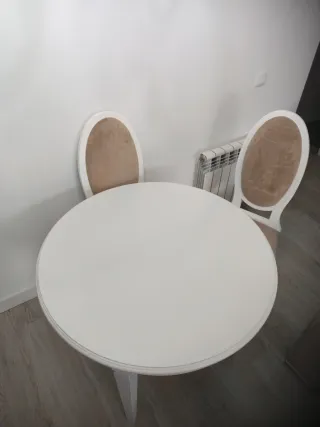 Mesa redonda blanca y 4 sillas salón