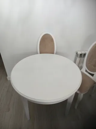 Mesa redonda blanca y 4 sillas salón