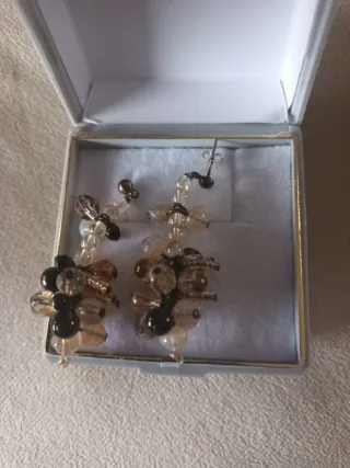 Pendientes de bisutería con cuentas