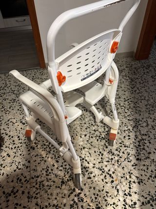 Silla de ducha con bloqueo de rueda